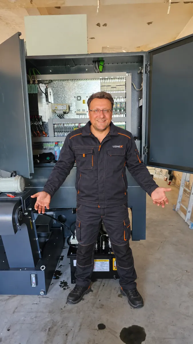 Dulapul electric cu acționări Siemens al mașinii de danturat CNC, deschis la montaj