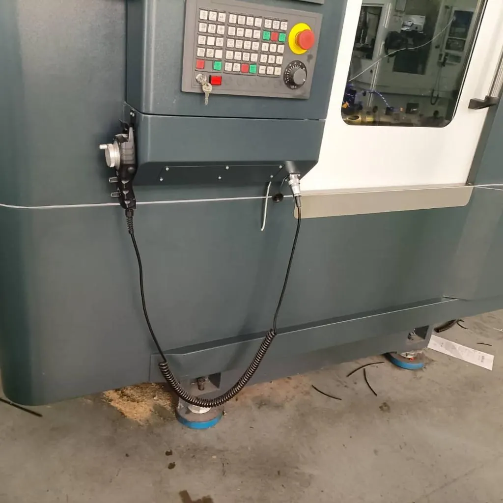 Panou de comandă Siemens Sinumerik 828D și manetă electronică de avans pe mașina de danturat