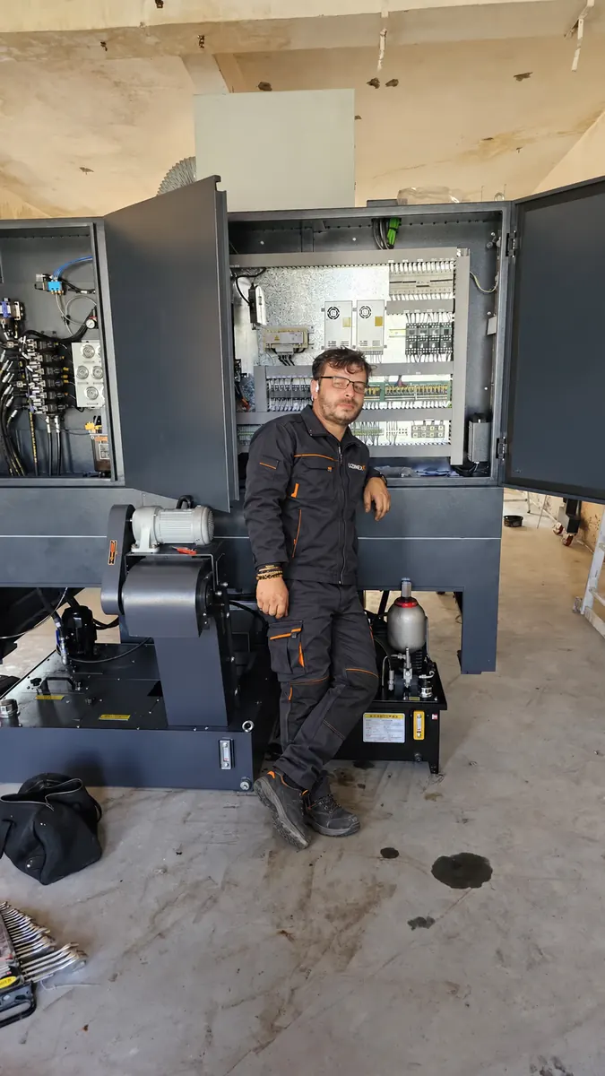Punere în funcțiune a mașinii de danturat CNC: agregatul hidraulic, separatorul de șpan și dulapurile electrice