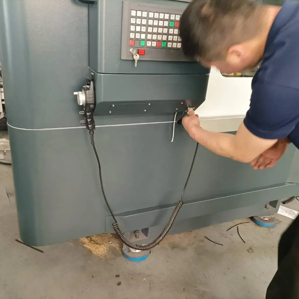 Conectarea manetei electronice de avans la punerea în funcțiune a mașinii de danturat