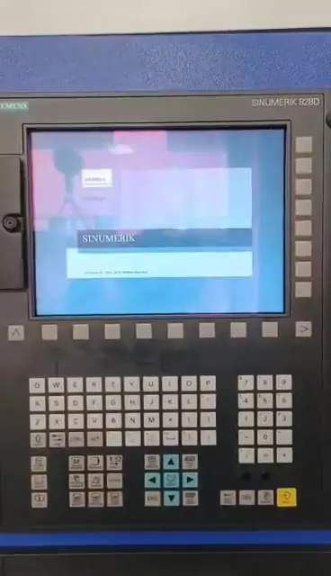 Comanda Siemens Sinumerik 828D la pornire, pe mașina de danturat CNC