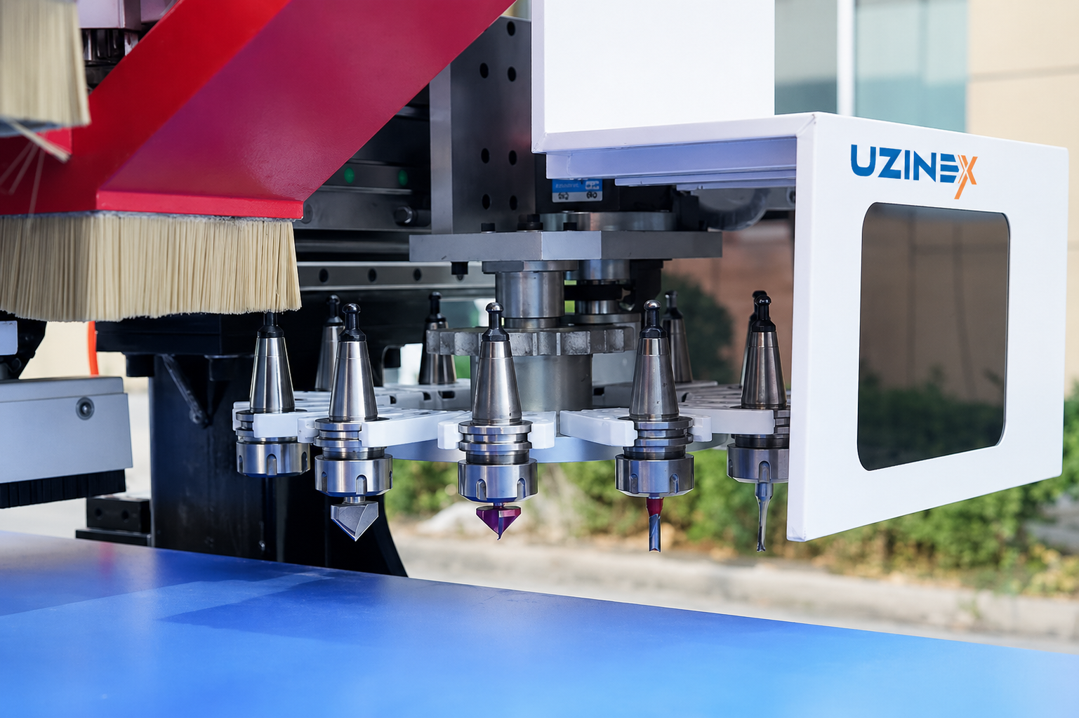 Mașină CNC pentru fabricarea mobilierului cu alimentare automată — detaliu